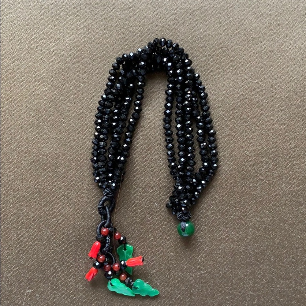 Black beads bracelet with green/red jade pieces